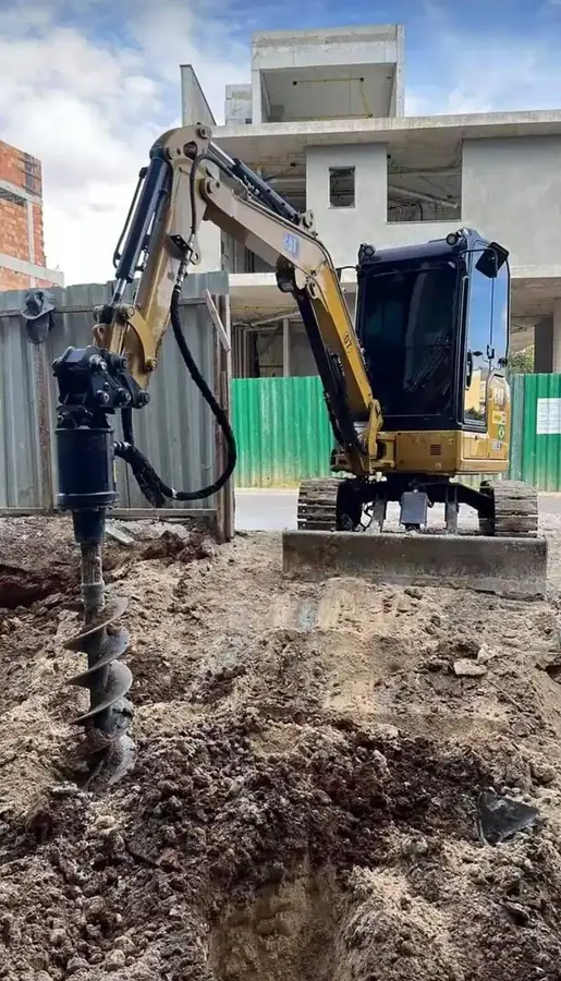 Escavadeira da Silva Terraplenagem perfurando solo com trado em obra em Curitiba