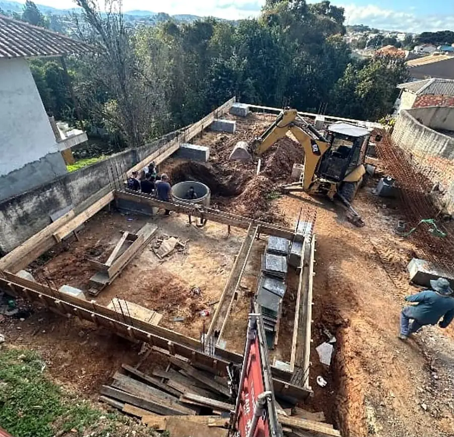 Retroescavadeira em escavação de fundação e preparação de terreno para construção
